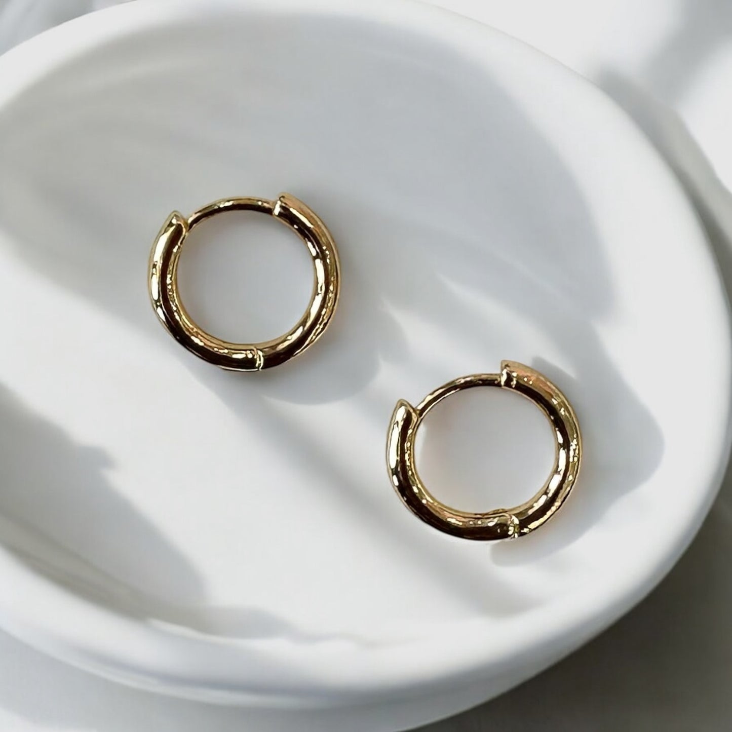 PLAIN HUGGIE EARRINGS 12MM